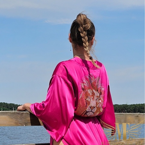 Długie kimono plażowe z kryształkami na plecach. Satyna premium (jeLuksusowy cover-up na plażę i resort.