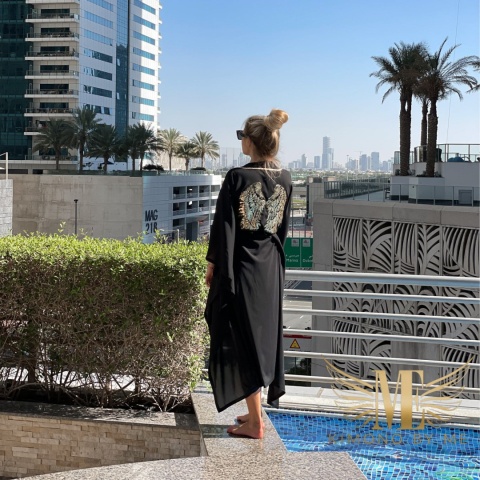 DUBAJ MIDI – Asymetryczne Kimono Plażowe ze Złotymi Skrzydłami BY ME