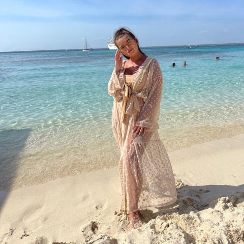 Biżuteryjny szlafroczek plażowy SARDINIA MAXI w kropki ze złotymi skrzydłami.