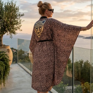 TANZANIA MIDI – Asymetryczna narzutka plażowa w panterkę lew | KIMONO BY ME